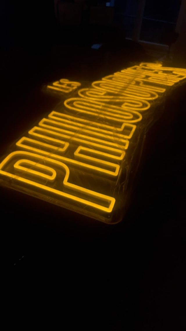 Les Philosophes 💭
. 
. ledstickerstudio.ch 
.
.
#brasserie #bar #neonpersonnalisé #lightyellow #makeyourown #creativity #fun #neon #light #geneva #goodvibes #neonled #swiss #friday #projet #surmesure #geneva #switzerland #suisse #geneve #diy #ledstickerstudio